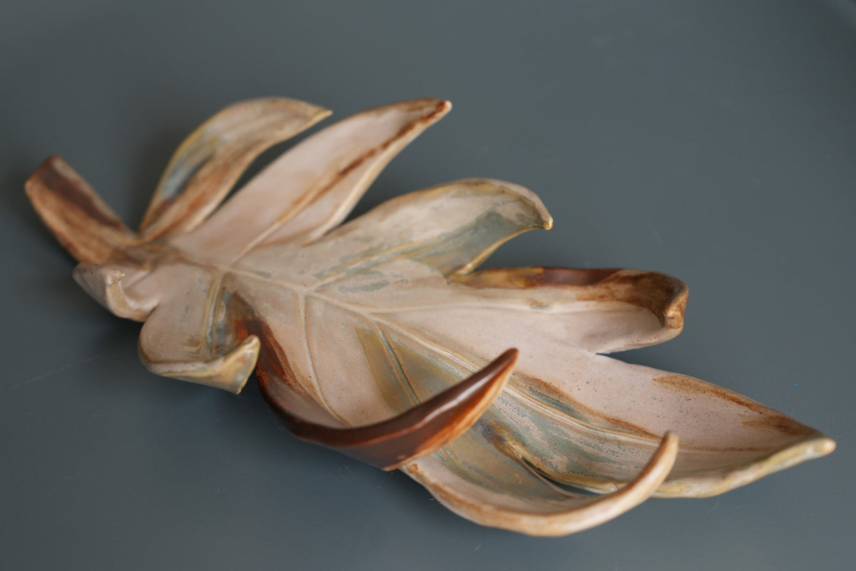 Decorative vase 'Leaf'