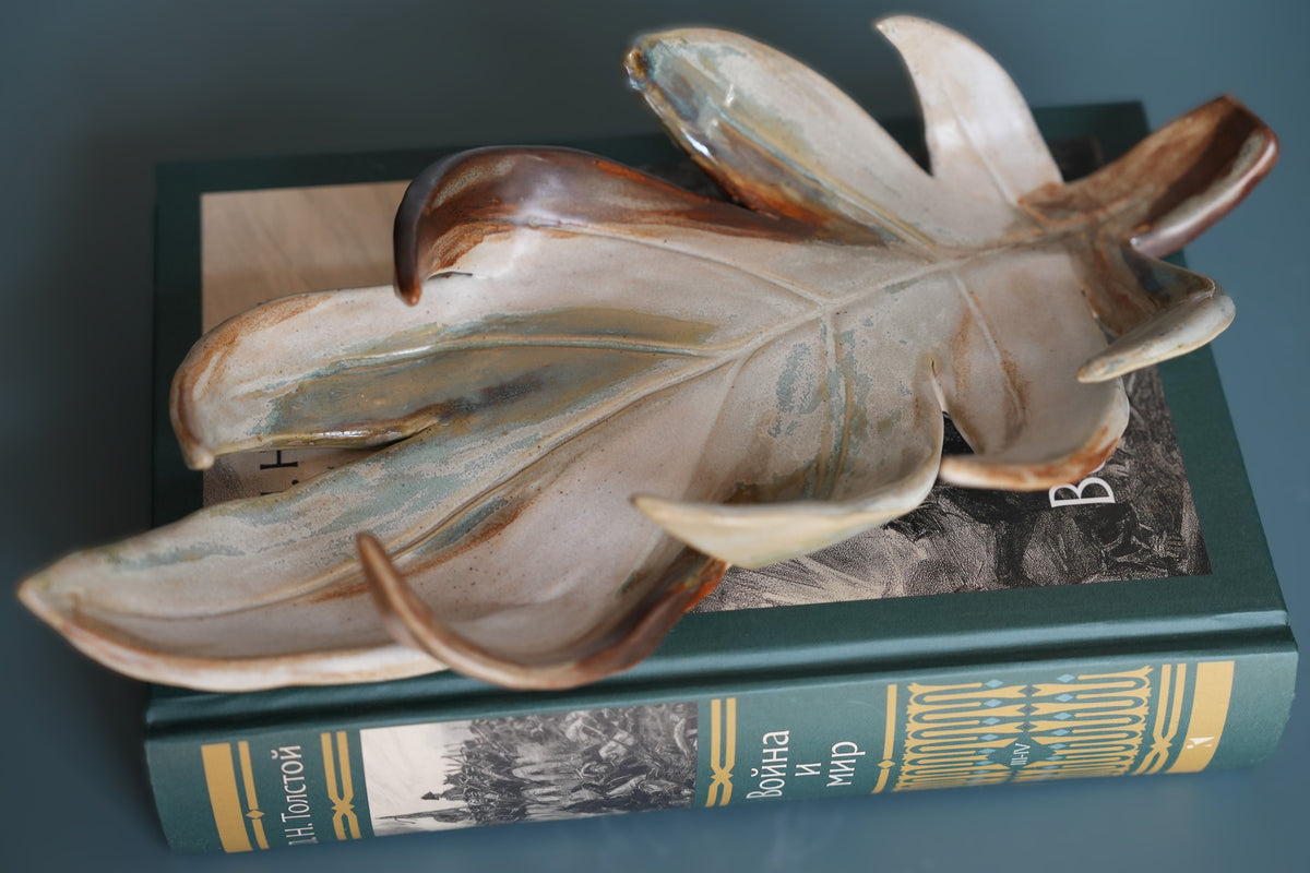Decorative vase 'Leaf'